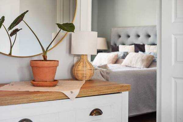 สมุดบันทึกและปากกาบนโต๊ะสีอ่อนในบรรยากาศสงบและเรียบง่าย